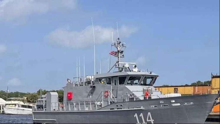 El ARD Arcturus (GC-114) sale del astillero de Metal Shark Boats en Luisiana rumbo a Rep