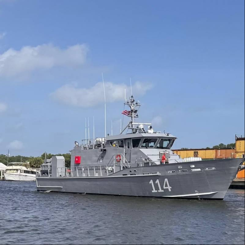 El ARD Arcturus (GC-114) sale del astillero de Metal Shark Boats en Luisiana rumbo a Rep