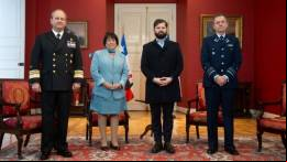 (de izquierda a derecha) El saliente Jefe del Estado Mayor Conjunto, vicealmirante Niemann, la ministra de Defensa, Adriana Delpiano, el presidente de Chile y  el general Romanini